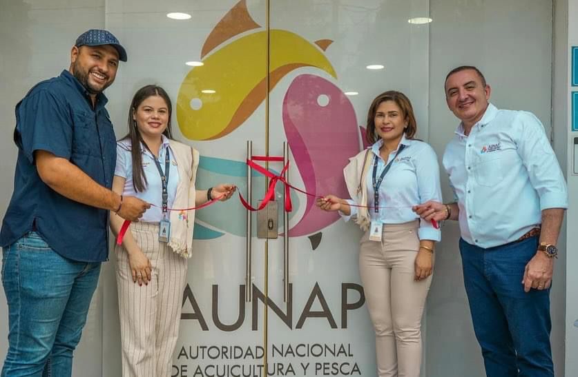 Directora Nacional, Karen Mejía Piñerez; Secretaria General, Tania Peñafiel Rocha; Director Regional Barrancabermeja, Felipe Guerra, y Secretario de Agricultura, Pesca y Desarrollo Rural, Lukas Marrugo Díaz, realizan la entrega de la nueva sede de la AUNAP en Barrancabermeja.