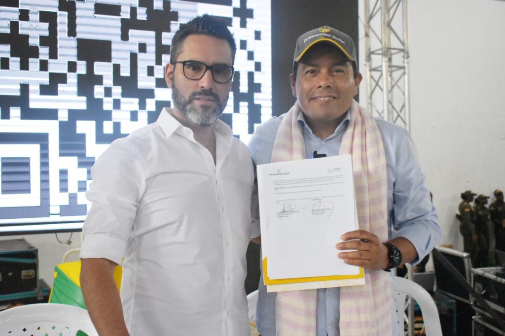 William Tepud, director de la AUNAP, y Mauricio Rodríguez, director del DPS, durante el encuentro con pescadores artesanales en Buenaventura, donde oficializaron la alianza que beneficiará a más de 150.000 pescadores en el país.
