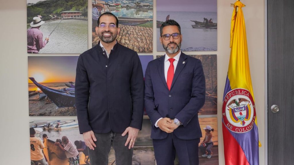 El director general de la AUNAP, William Tepud, y el representante legal de la Universidad Simón Bolívar – Barranquilla, Jorge Consuegra, durante el encuentro en Bogotá.
