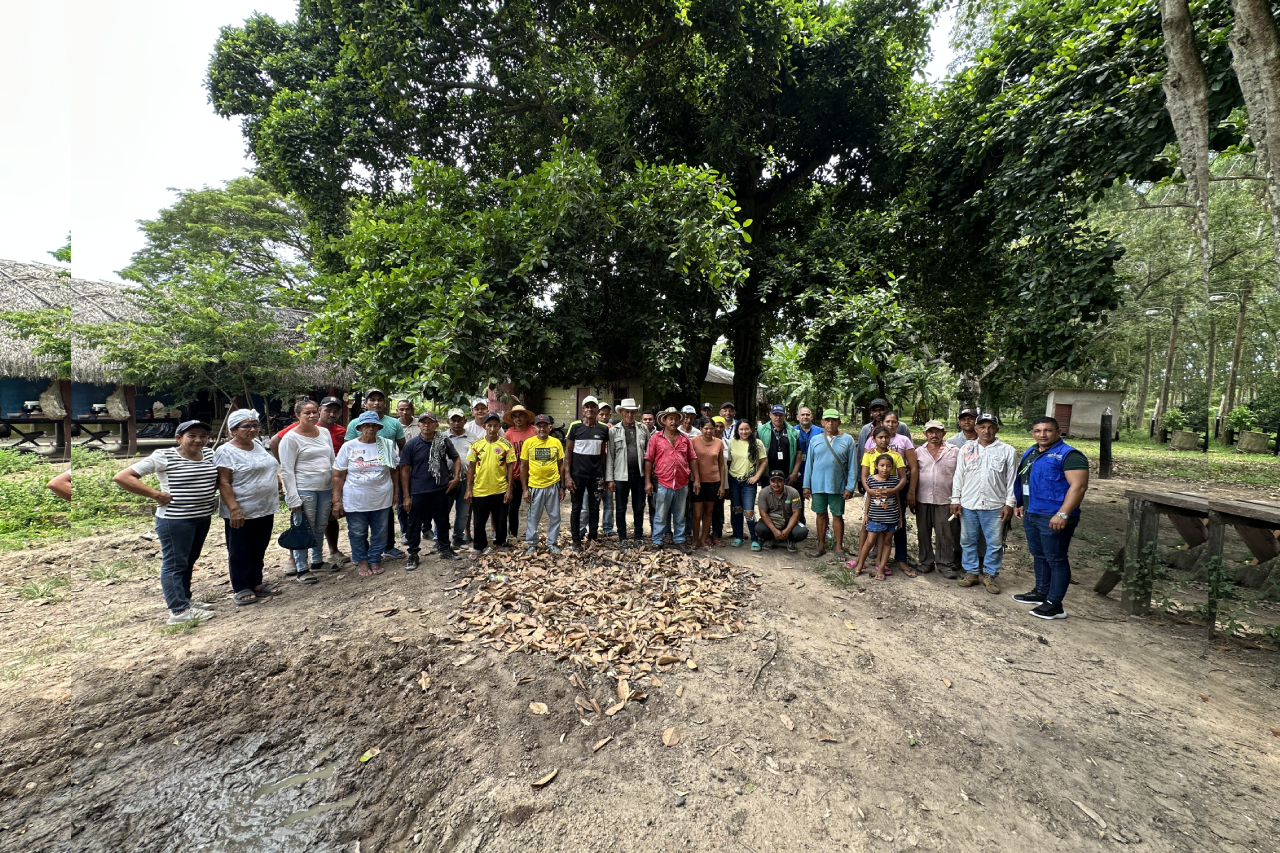 Campesinos de Magangué, beneficiarios del programa de restitución de tierras, reciben capacitación en acuicultura por parte de la AUNAP para fortalecer su seguridad alimentaria y economía familiar.