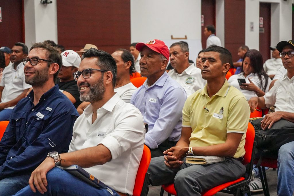 Autoridades de la AUNAP e INVEMAR sellan una alianza histórica por la sostenibilidad pesquera en la Ciénaga Grande de Santa Marta.