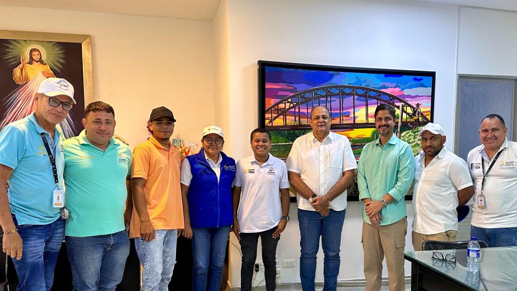 El Director Regional de la AUNAP Magangué, Roberto Camargo Payares, junto a entidades locales, fortalecen alianzas para impulsar el desarrollo pesquero y acuícola en San Marcos y Caimito, Sucre.