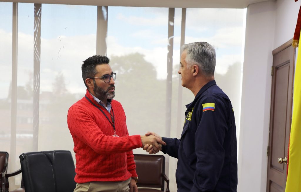 El director general de la AUNAP, William Tepud Verdugo, y el director general de la DIMAR, almirante John Fabio Giraldo Gallo, suscriben la Resolución Conjunta 2182 de 2025, reafirmando el compromiso del Gobierno Nacional con la sostenibilidad pesquera y la protección del ecosistema marino del Archipiélago de San Andrés, Providencia y Santa Catalina.