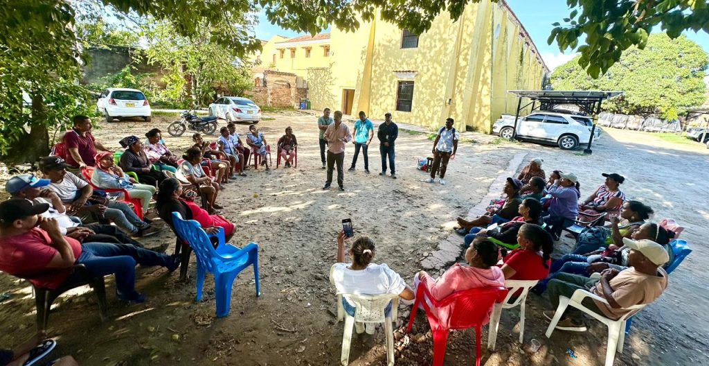 Director Regional Magangué de la AUNAP, Roberto Jesús Camargo Payares, lidera encuentro con mujeres cabeza de familia dedicadas a la comercialización pesquera en Mompox.