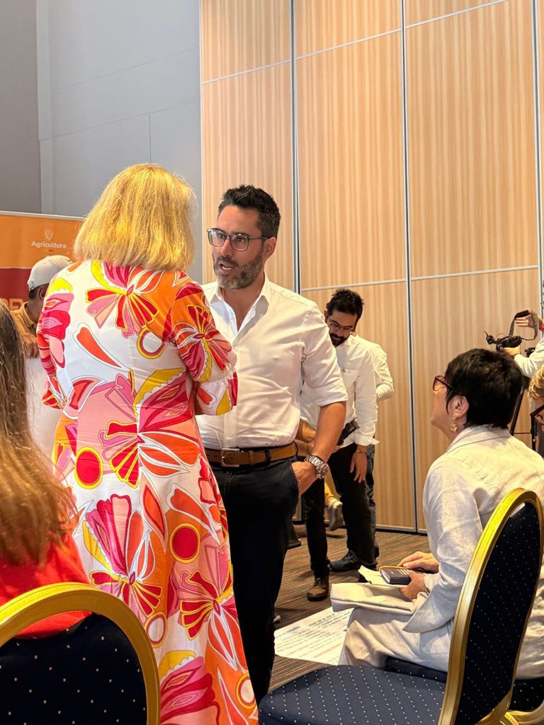 El director general de la AUNAP, William Tepud, y la embajadora de Hungría, Anna Zsófia Villegas-Vitézy, en la IV Cumbre CELAC – UE en Santa Marta.