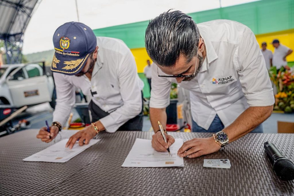 Directivos de la AUNAP y la ADR durante la suscripción del Memorando de Entendimiento que fortalece la articulación interinstitucional en favor del sector pesquero y acuícola del país.