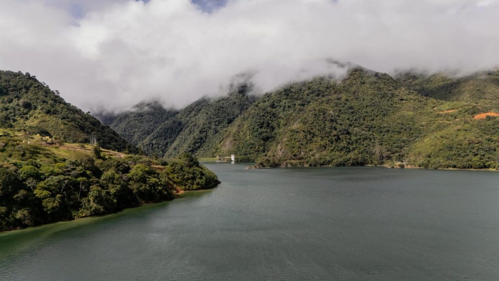 Lago Calima, Valle del Cauca: escenario clave para la pesca artesanal y la seguridad alimentaria.