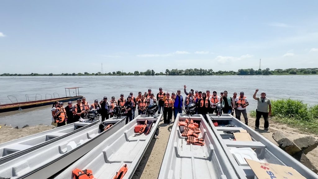 Entrega de embarcaciones y motores fuera de borda a asociaciones pesqueras en Magangué, Bolívar.