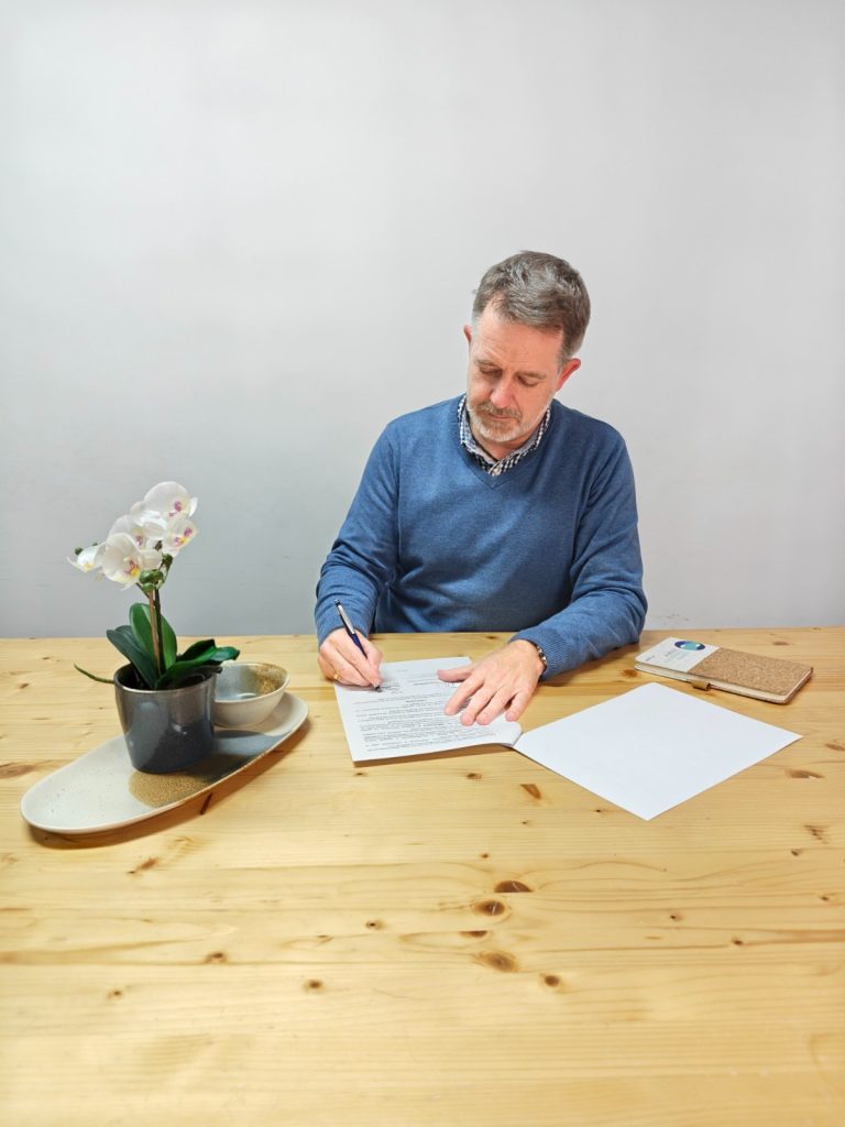 El director ejecutivo de FiTI, Sven Biermann, en la firma del del Memorando de Entendimiento.