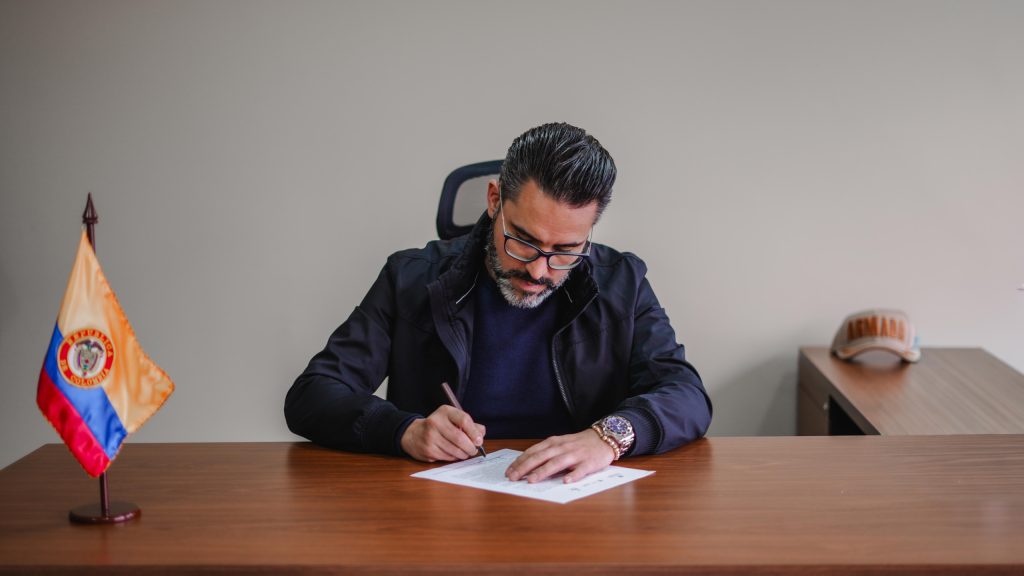 Director General de la Autoridad Nacional de Acuicultura y Pesca (AUNAP), William Tepud durante la firma del Memorando de Entendimiento.