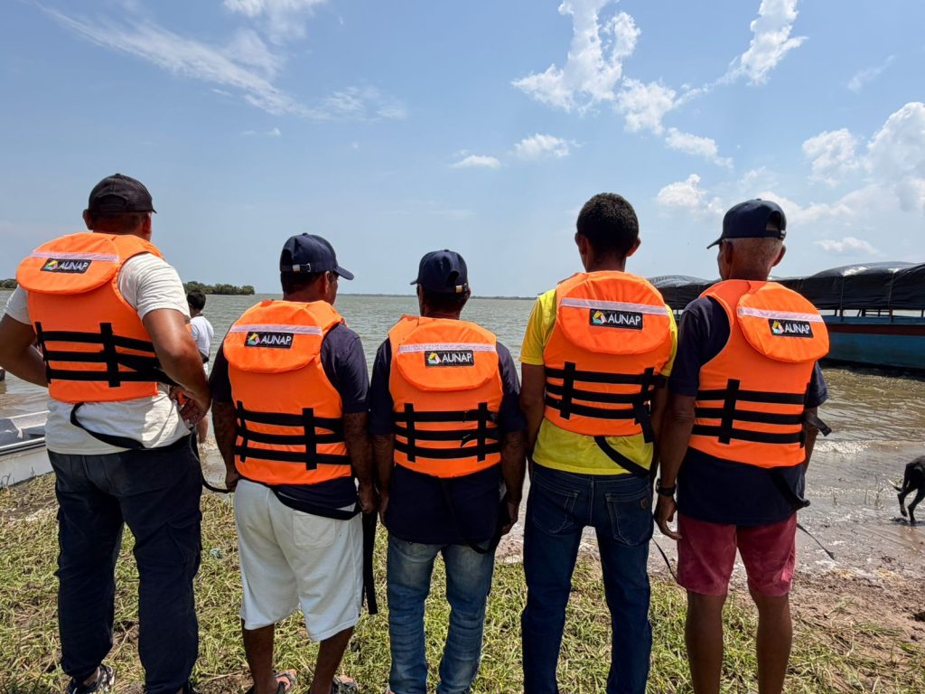 Pescadores artesanales reciben chalecos salvavidas por parte de la AUNAP en el Caribe.