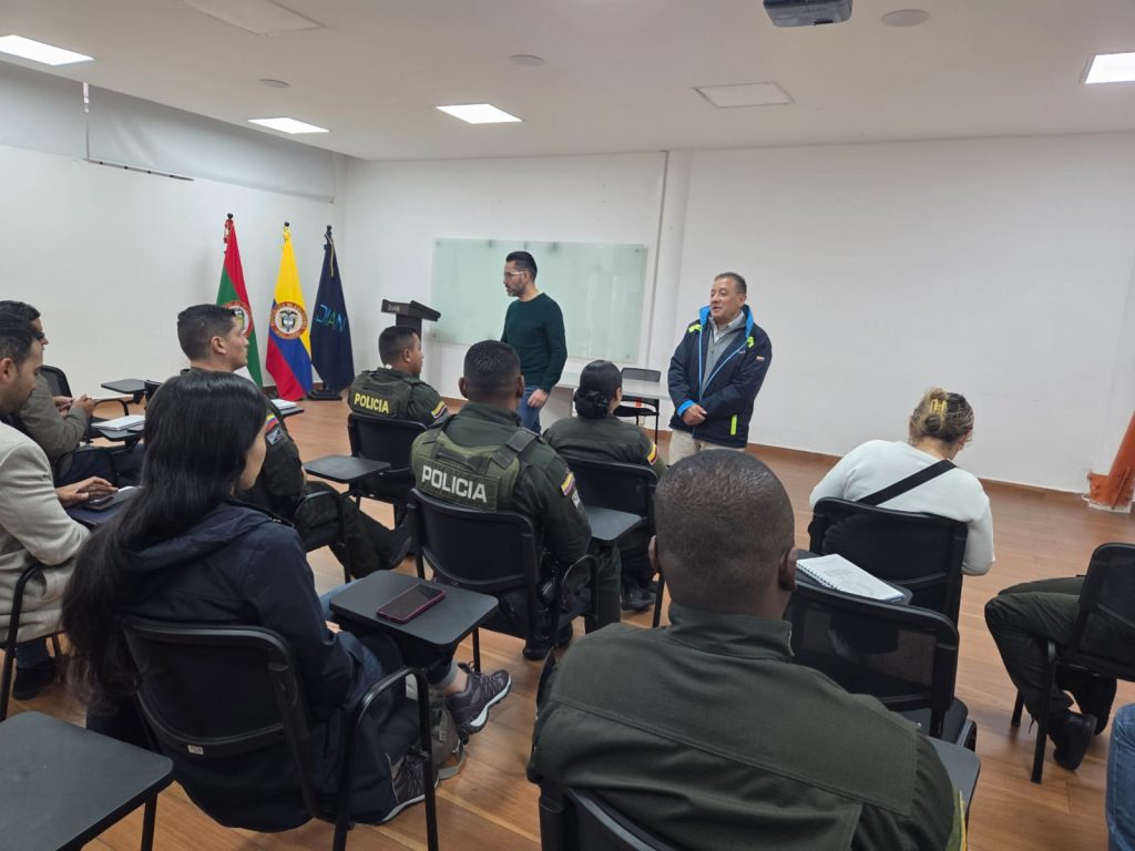 Funcionarios de la DIAN, la AUNAP y la Policía Fiscal y Aduanera fortalecen la articulación interinstitucional en Nariño para combatir el contrabando de productos pesqueros.