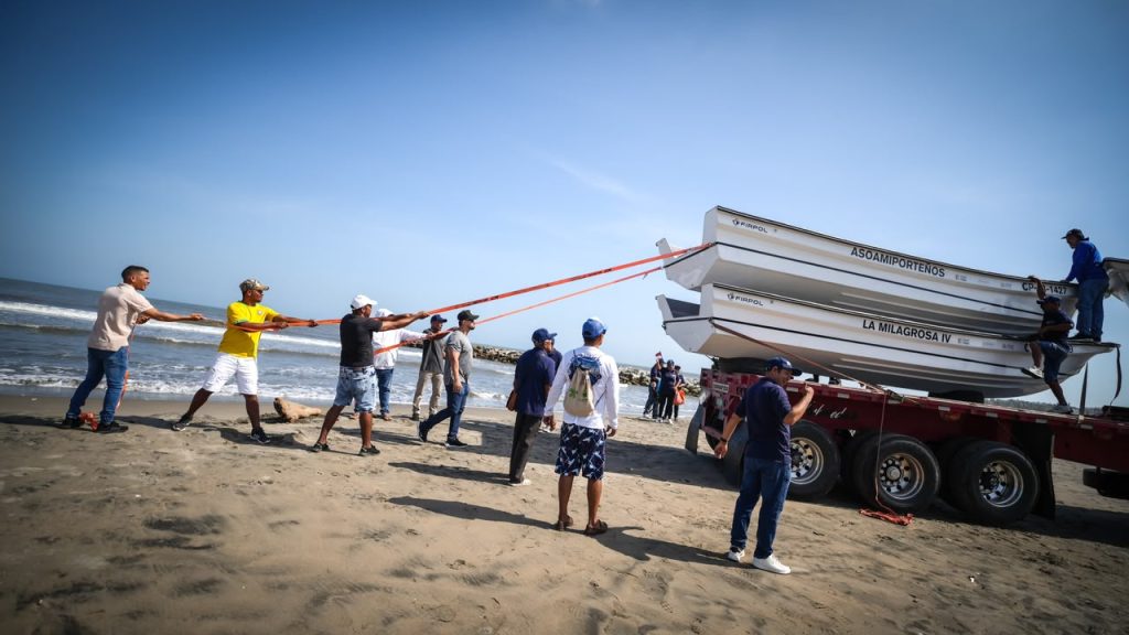 La AUNAP entregó embarcaciones y equipos de pesca a pescadores artesanales del Caribe colombiano, fortaleciendo la productividad, la seguridad y la asociatividad del sector.