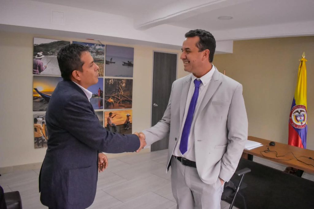 El director de la AUNAP, Juan Rodrigo Alvarado, y el director ejecutivo de FENACUACOL, Alejandro Vargas, durante su encuentro para fortalecer la acuicultura en Colombia.
